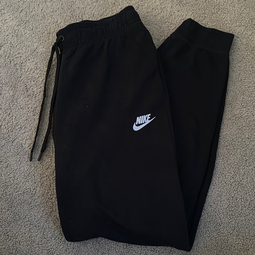 women’s black nike sweatpant joggers